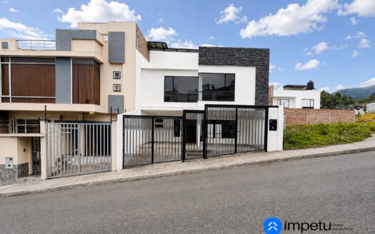 En venta casa al sur de la ciudad sector Los Operadores cerca del centro de la ciudad de Loja