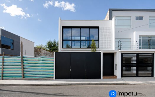 En venta casa al sur de la ciudad sector Los Operadores cerca del centro de la ciudad de Loja